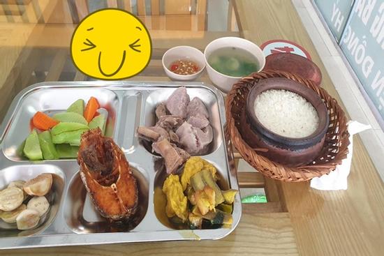 Suất cơm 50k ở trạm dừng nghỉ mà đầy ắp thịt cá, thơm ngon