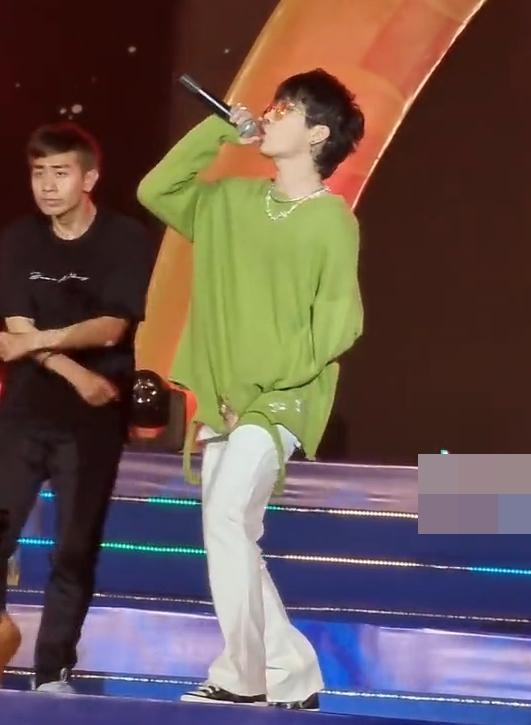 Jack gây tranh cãi khi vừa hát tay cứ ôm khư khư đũng quần-1