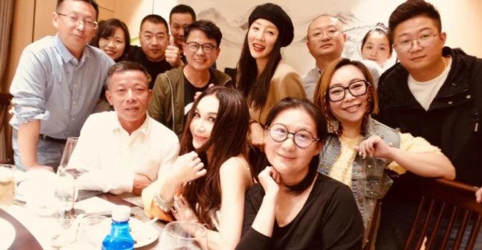 Ôn Bích Hà và Ông Hồng chụp chung: Số phận Đát Kỷ ra sao?-1