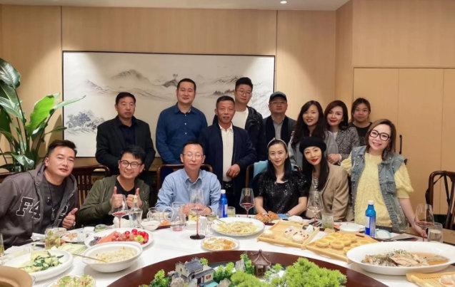 Ôn Bích Hà và Ông Hồng chụp chung: Số phận Đát Kỷ ra sao?-2