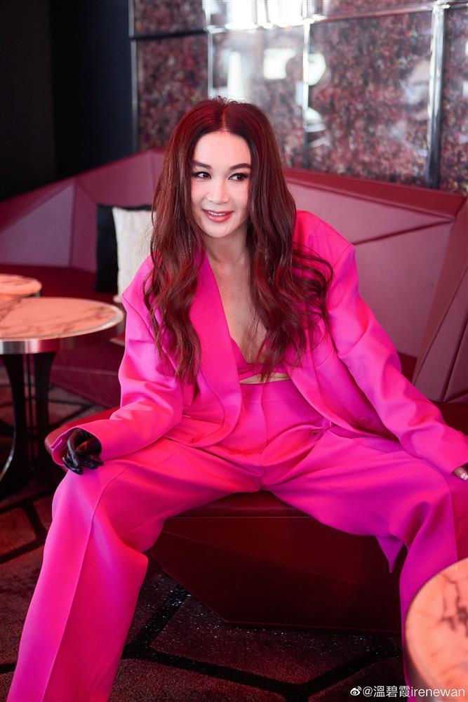 Ôn Bích Hà và Ông Hồng chụp chung: Số phận Đát Kỷ ra sao?-4