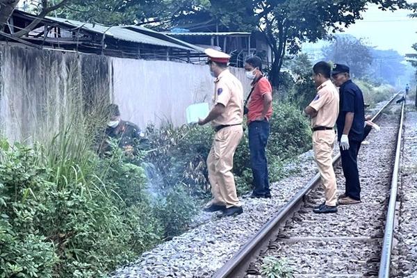 Hẹn gặp bạn gái không được, thanh niên ra đường ray tự tử-1