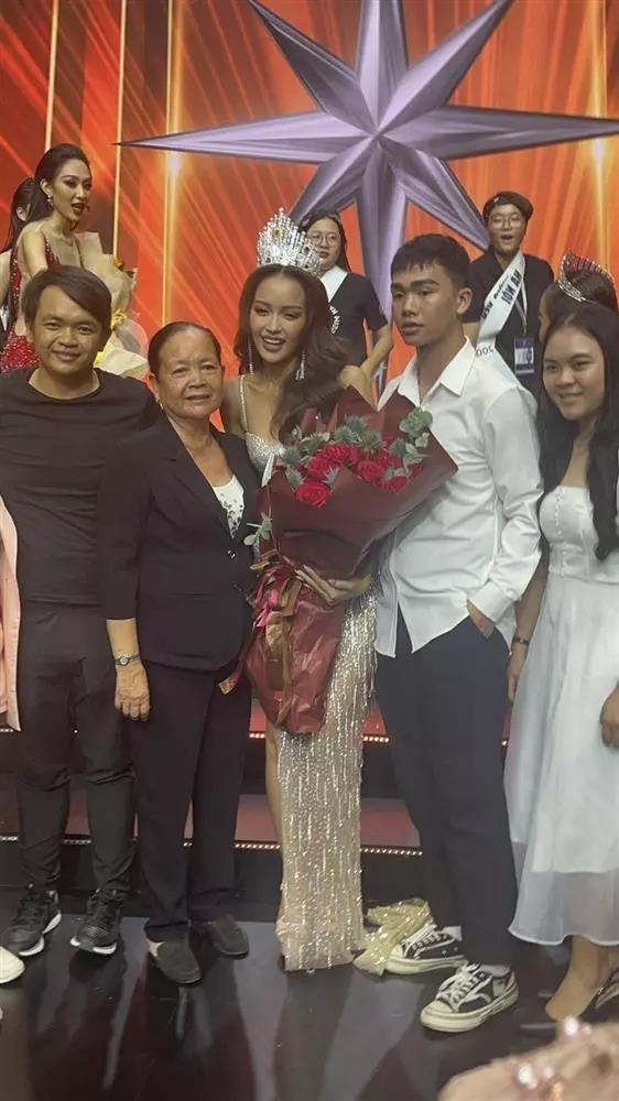 Ngọc Châu mặc áo vía của mẹ khi phỏng vấn kín Miss Universe-6