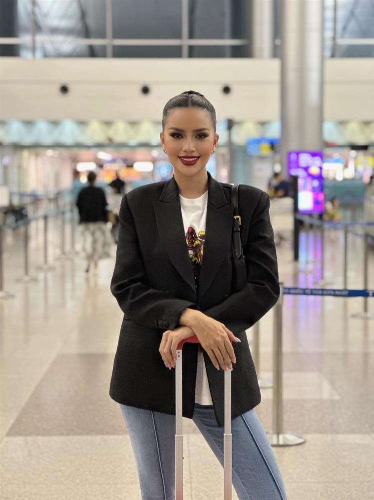 Ngọc Châu mặc áo vía của mẹ khi phỏng vấn kín Miss Universe-9