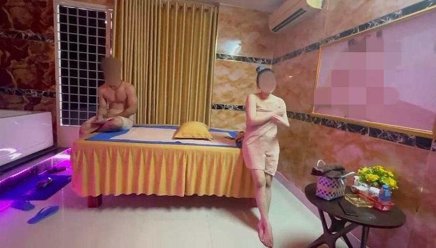 Nhân viên cơ sở y học cổ truyền ở TP.HCM tắm tiên cùng khách-2