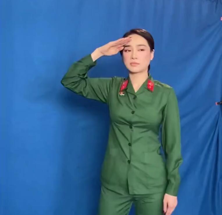 Nhã Phương ra dáng chiến sĩ, mặc quân phục đẹp nhờ body đầy đặn-4