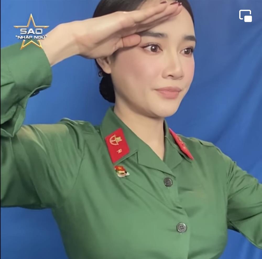 Nhã Phương ra dáng chiến sĩ, mặc quân phục đẹp nhờ body đầy đặn-3