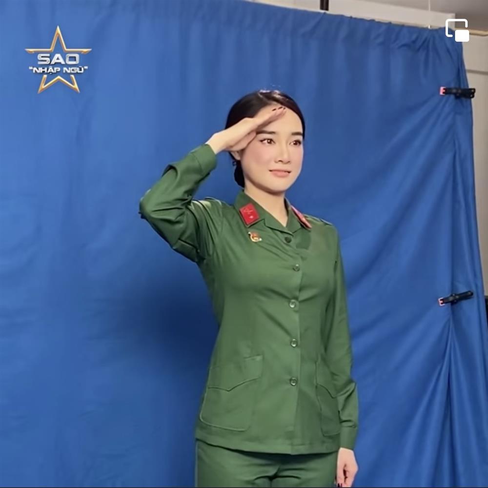 Nhã Phương ra dáng chiến sĩ, mặc quân phục đẹp nhờ body đầy đặn-5