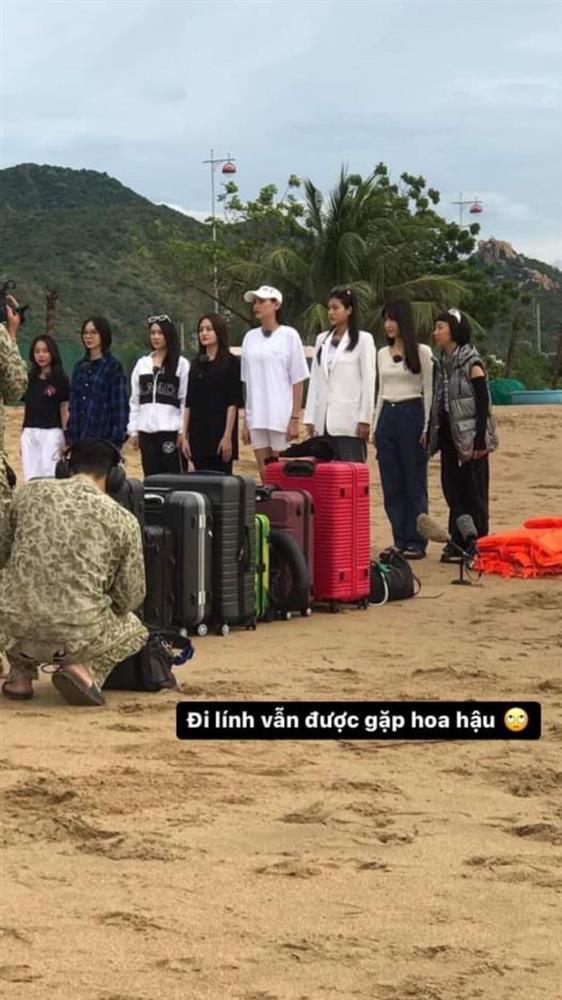 Nhã Phương ra dáng chiến sĩ, mặc quân phục đẹp nhờ body đầy đặn-12