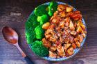 Thịt gà sốt tiêu ăn kèm bông cải xanh, món hao cơm ngày lạnh