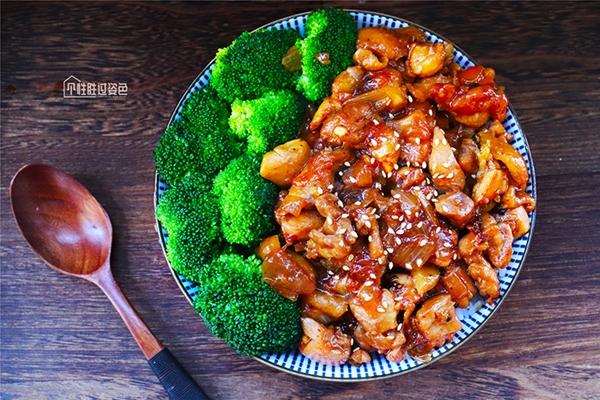 Thịt gà sốt tiêu ăn kèm bông cải xanh, món hao cơm ngày lạnh-1
