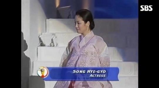 Song Hye Kyo gặp huyền thoại bóng đá Pele ở World Cup 2002-1