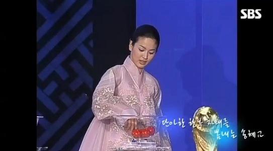Song Hye Kyo gặp huyền thoại bóng đá Pele ở World Cup 2002-2