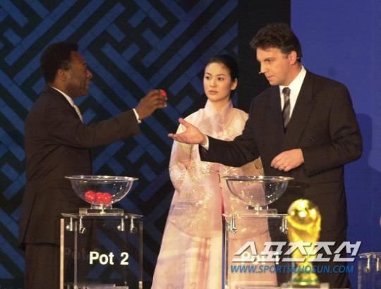 Song Hye Kyo gặp huyền thoại bóng đá Pele ở World Cup 2002-3