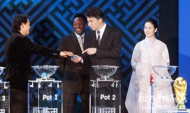 Song Hye Kyo gặp huyền thoại bóng đá Pele ở World Cup 2002-4