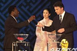 Song Hye Kyo gặp huyền thoại bóng đá Pele ở World Cup 2002