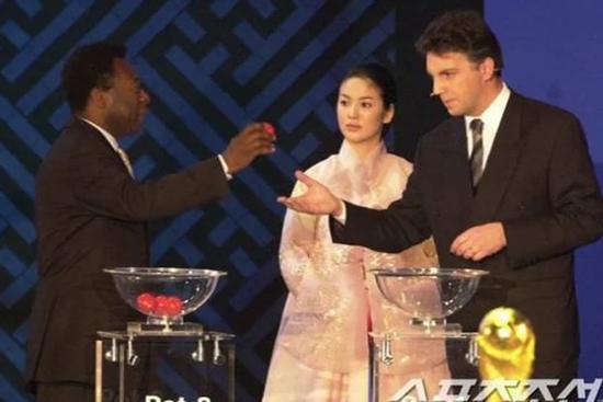 Song Hye Kyo gặp huyền thoại bóng đá Pele ở World Cup 2002