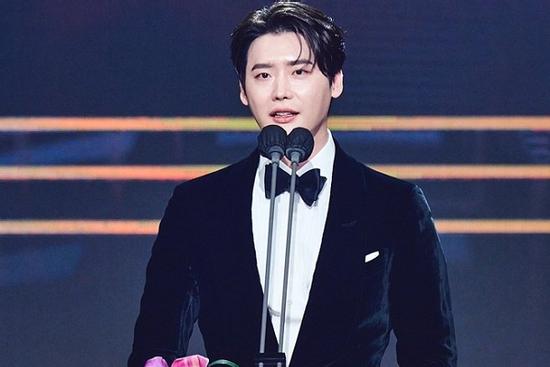 Lee Jong Suk cảm ơn bạn gái bí mật khi nhận daesang?