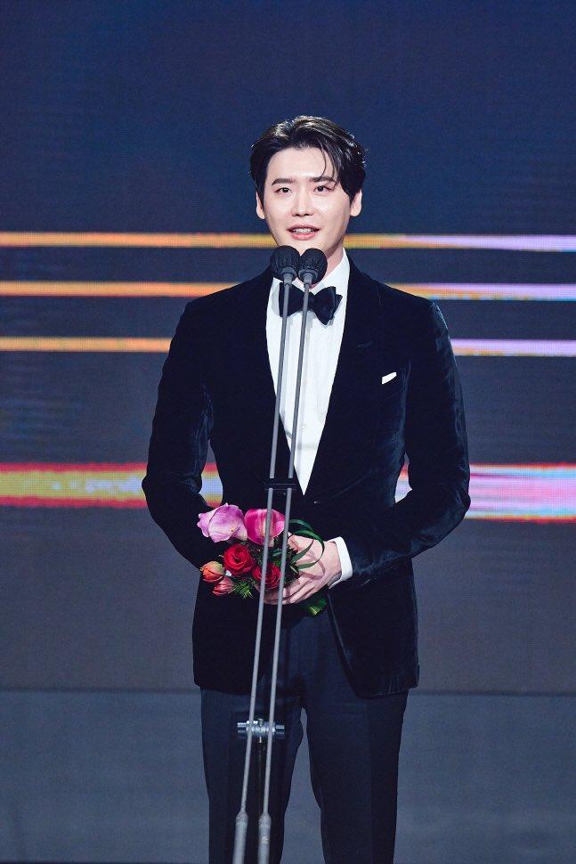 Lee Jong Suk cảm ơn bạn gái bí mật khi nhận daesang?-2
