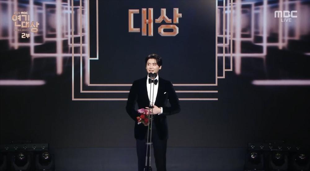 Lee Jong Suk cảm ơn bạn gái bí mật khi nhận daesang?-3