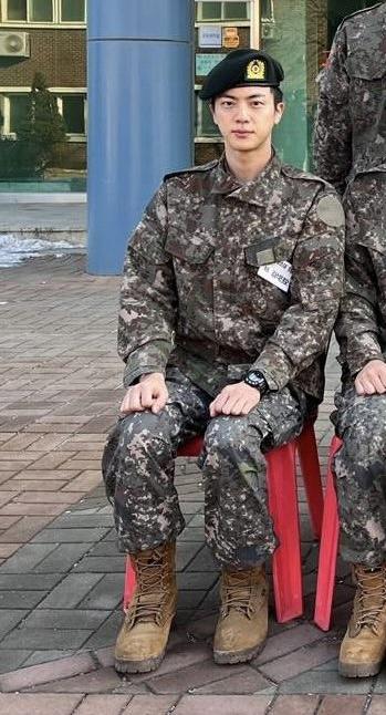 Jin BTS được khen đẹp trai trong ảnh мới nhất ở quân ngũ - 2sao