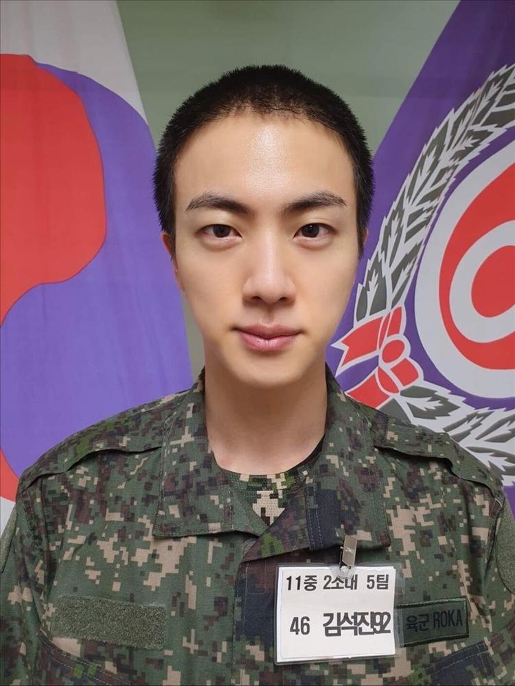 Jin (BTS) được khen đẹp trai trong ảnh mới nhất ở quân ngũ-2