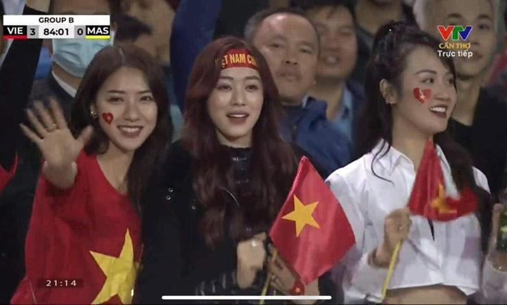 Những bóng hồng "gây nghẽn mạng" khi lọt vào ống kính trên sân Mỹ Đình.