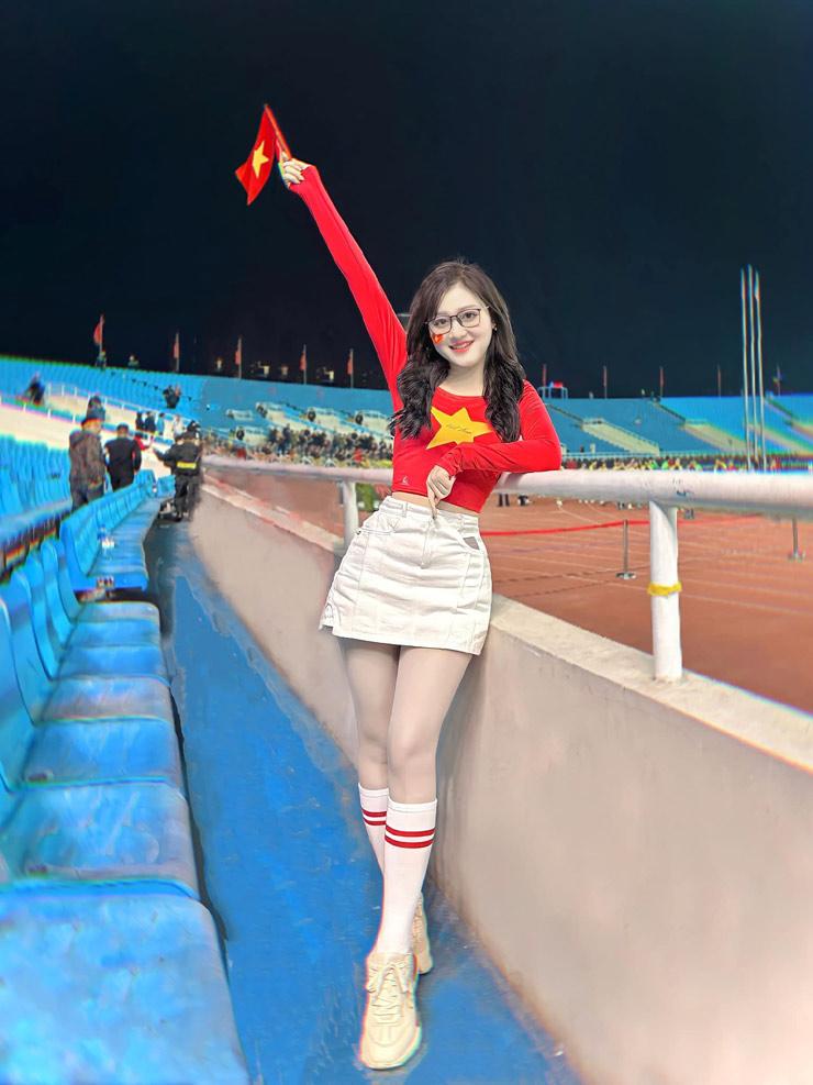 Người đẹp Hường Star với hơn 62 nghìn người theo dõi trên trang cá nhân đã chia sẻ ngay ảnh chụp trên sân vận động sau khi cổ vũ cho đội tuyển Việt Nam.