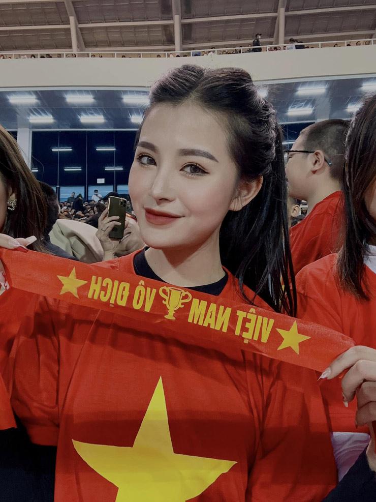 Một cô nàng khác thì khẳng định đã "khản giọng luôn rồi" vì niềm vui chiến thắng của đội nhà.