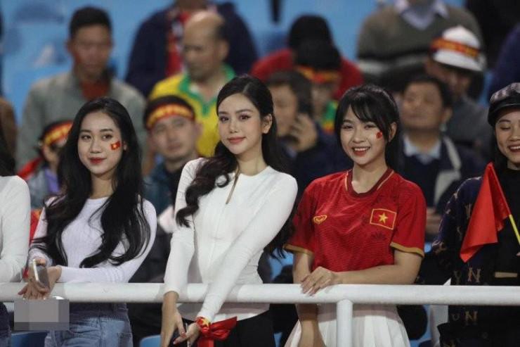 Trong các bóng hồng lọt vào ống kính trận VN - Malaysia phải kể tới cô gái “được tìm kiếm nhiều nhất” trên sân Mỹ Đình chính là người đẹp mặc chiếc áo thun trắng khoe khéo vóc dáng.