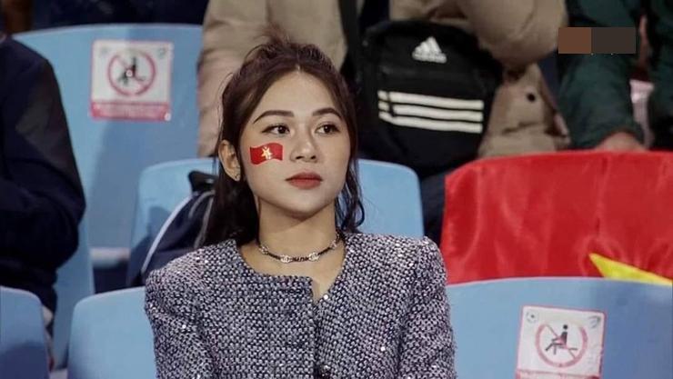 Nói đến những bóng hồng được chú ý trên sân vận động Mỹ Đình trong năm 2022 phải kể tới hình ảnh một cô gái lọt vào ống kính trong trận thắng của đội tuyển Việt Nam trước Trung Quốc vào đúng ngày mồng 1 Tết Nguyên đán.