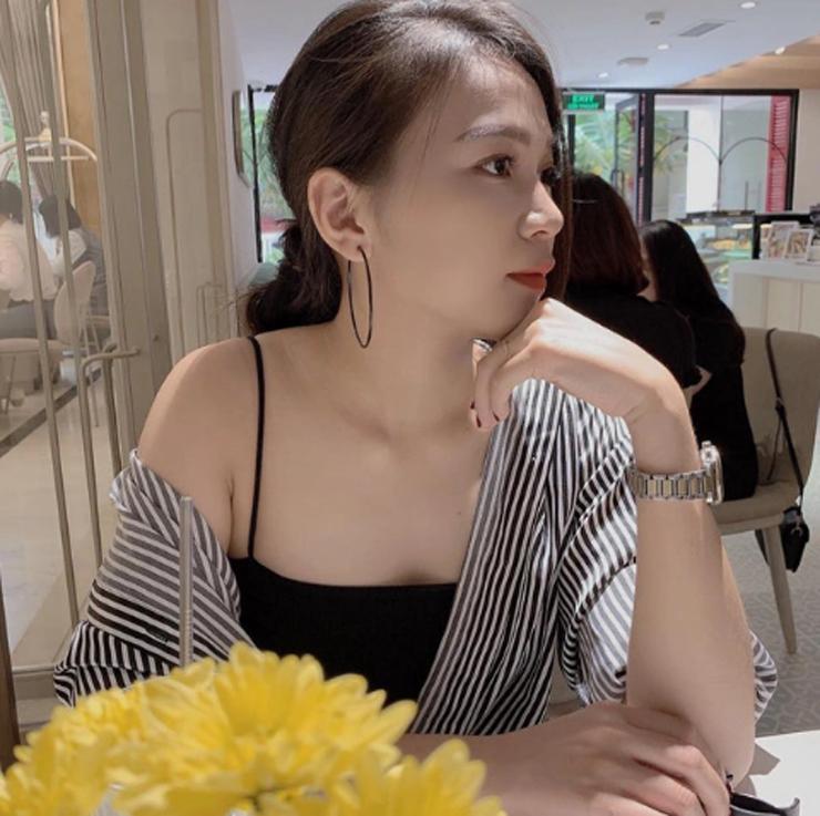 Công việc chính của Trà My là kinh doanh thời trang nữ khá bận rộn, nhưng mỗi khi có tuyển Việt Nam thi đấu cô đều cố gắng thu xếp thời gian để cổ vũ.