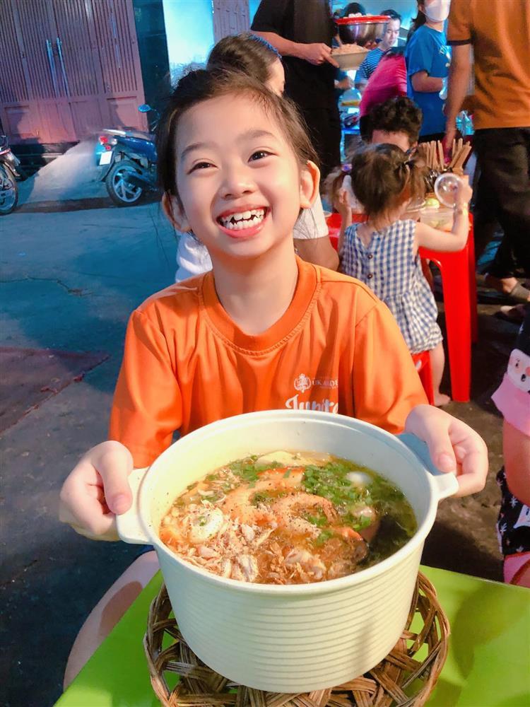 Tin showbiz Việt ngày 31/12: Đỗ Mỹ Linh và chồng thiếu gia hẹn hò cuối năm-11