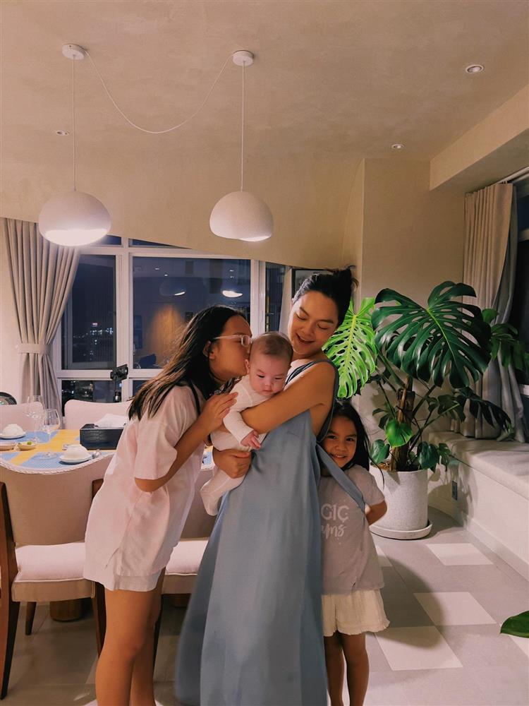 Tin showbiz Việt ngày 31/12: Đỗ Mỹ Linh và chồng thiếu gia hẹn hò cuối năm-14