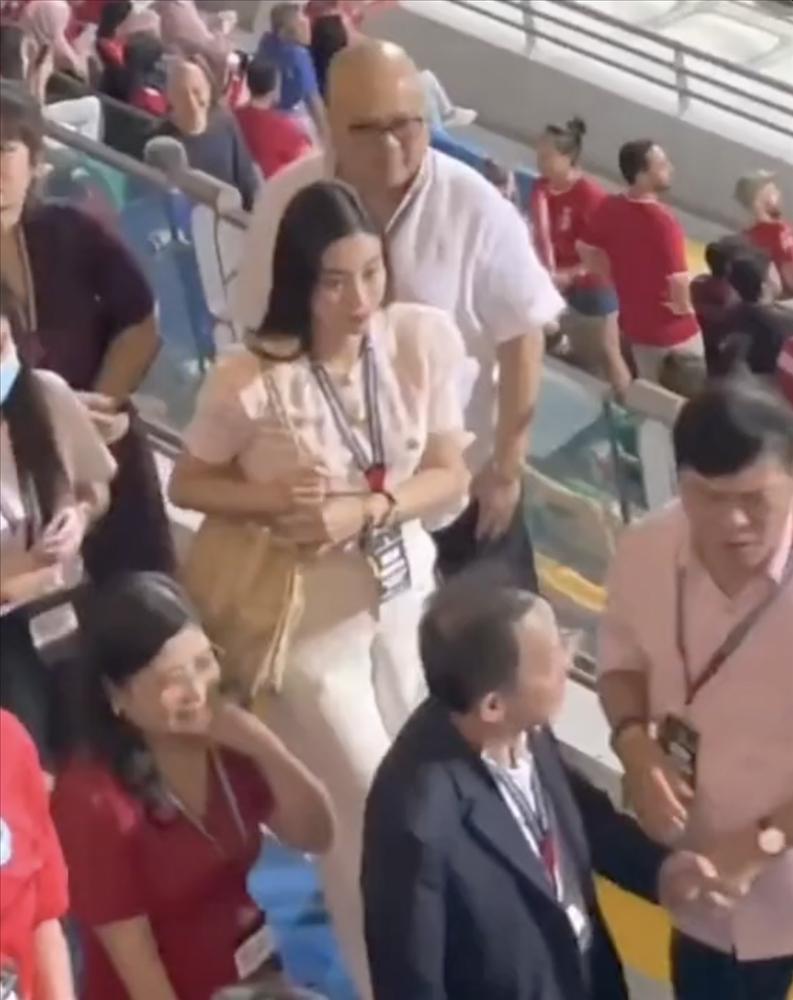 Đỗ Mỹ Linh phủ hàng hiệu cùng bố mẹ đẻ và nhà chồng xem bóng đá-2