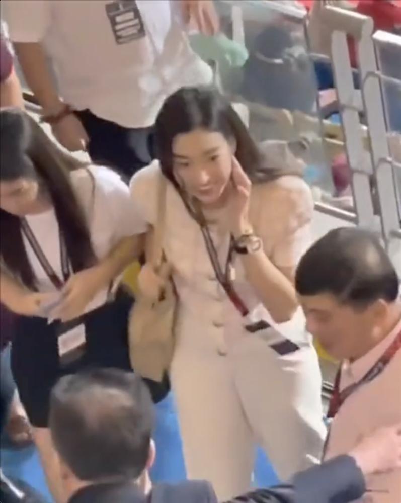 Đỗ Mỹ Linh phủ hàng hiệu cùng bố mẹ đẻ và nhà chồng xem bóng đá-6