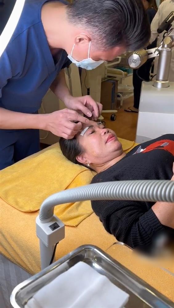 Lê Dương Bảo Lâm đưa mẹ đi thẩm mỹ sửa sự cố từ thời trẻ-2