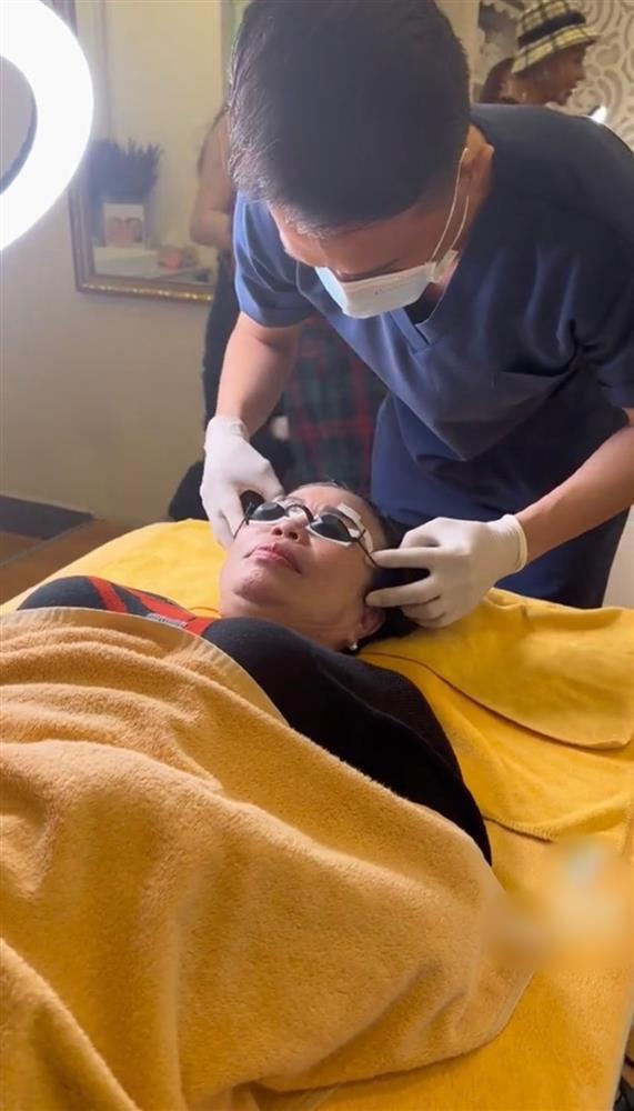 Lê Dương Bảo Lâm đưa mẹ đi thẩm mỹ sửa sự cố từ thời trẻ-3