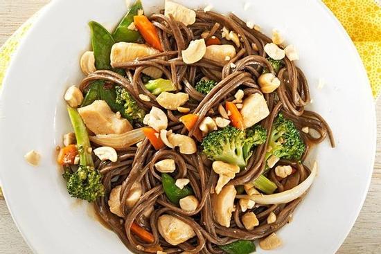 Cách làm mì soba xào gà - món ăn may mắn Nhật Bản trong năm mới