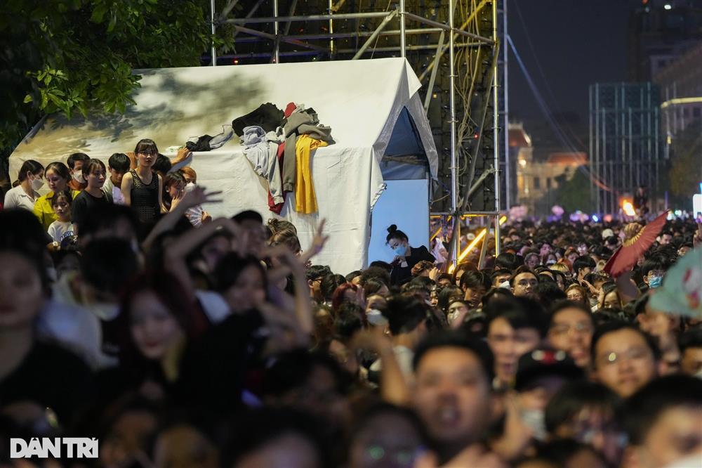 Nhiều người ngất xỉu khi ra đường đón năm mới ở phố Nguyễn Huệ-4