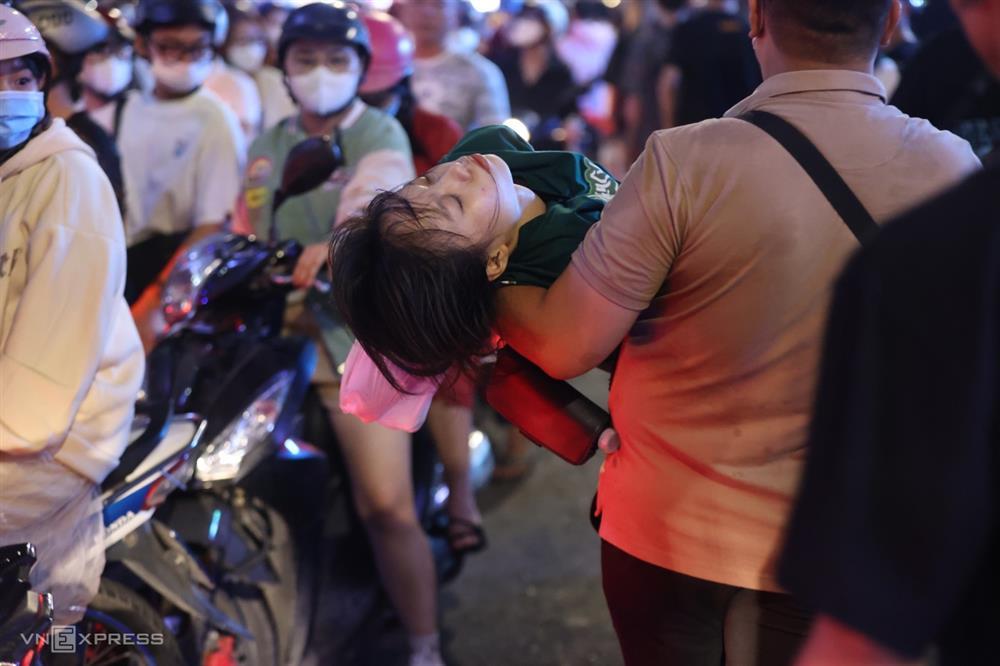 Nhiều người ngất xỉu khi ra đường đón năm mới ở phố Nguyễn Huệ-6