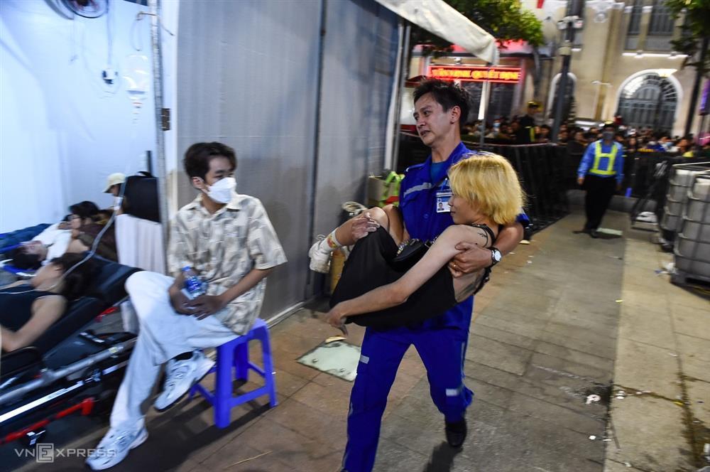 Nhiều người ngất xỉu khi ra đường đón năm mới ở phố Nguyễn Huệ-7