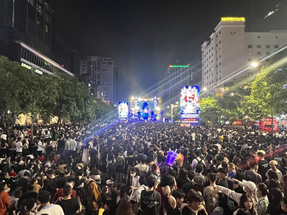 Nhiều người ngất xỉu khi ra đường đón năm mới ở phố Nguyễn Huệ-1