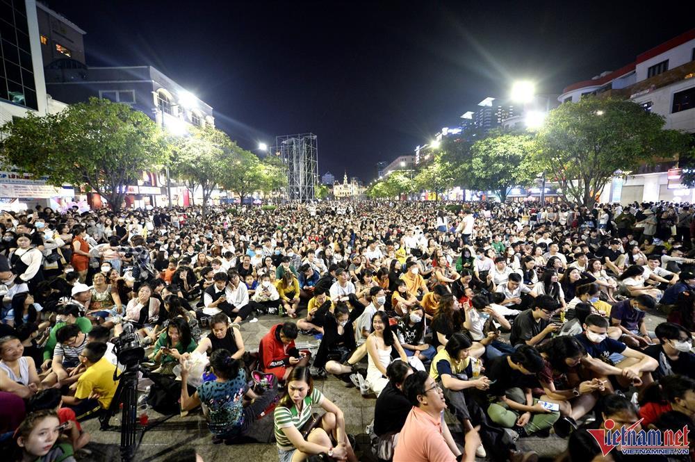 Nhiều người ngất xỉu khi ra đường đón năm mới ở phố Nguyễn Huệ-2
