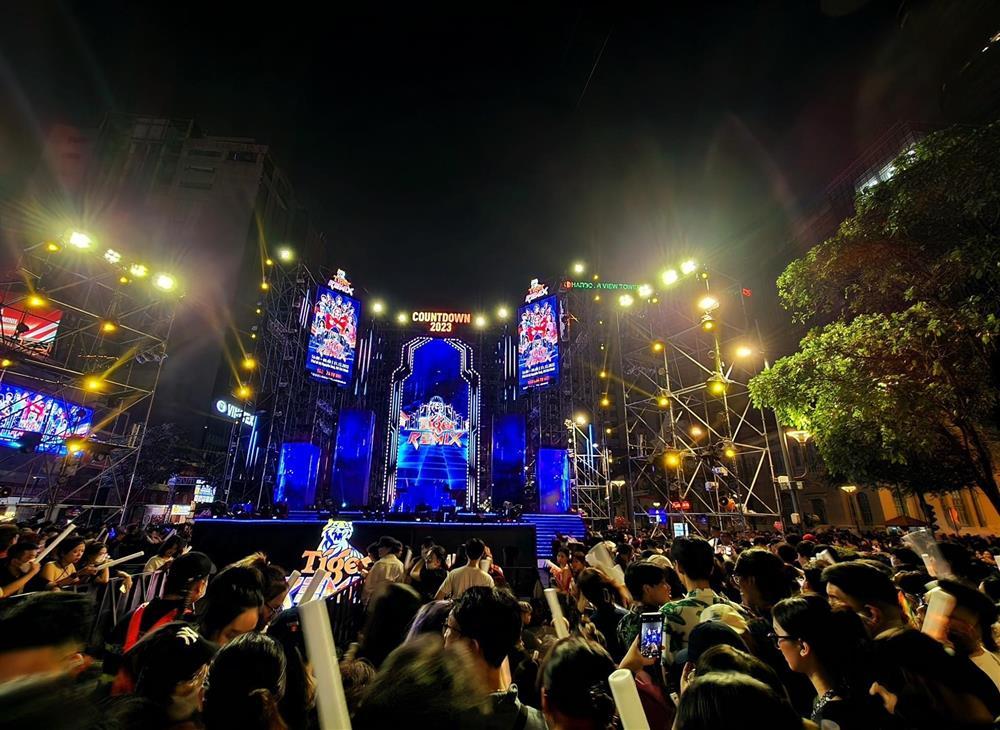 Nhiều người ngất xỉu khi ra đường đón năm mới ở phố Nguyễn Huệ-10