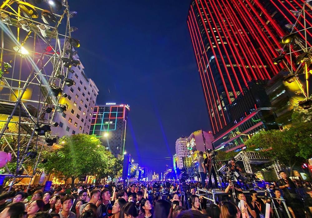 Nhiều người ngất xỉu khi ra đường đón năm mới ở phố Nguyễn Huệ-11
