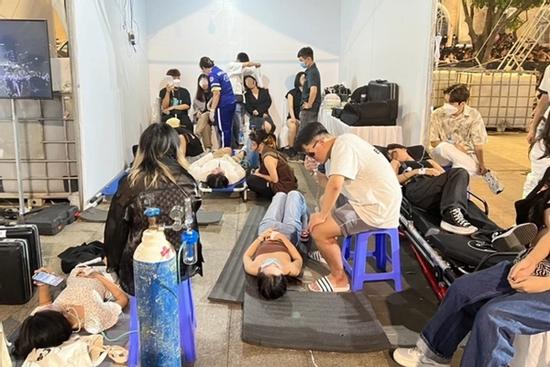 Vì sao hàng loạt người ngất xỉu ở phố đi bộ Nguyễn Huệ?