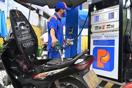 Giá xăng bất ngờ tăng thêm 1.000 đồng/lít, ngay trong khoảnh khắc giao thừa