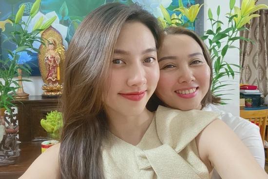 Bị 'bóc phốt' thích xài tiền của mẹ, Thùy Tiên lên tiếng đính chính