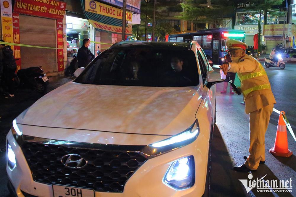 Tài xế ô tô vi phạm nồng độ cồn kêu đau bụng để cầu cứu người thân-1